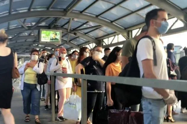 İstanbul'da endişe yaratan görüntü! Metrobüslerde sosyal mesafesiz yolculuk kameralarda