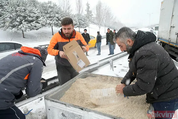 İstanbullu 'iş başa düştü' dedi, kendi imkanlarıyla yola tuz döktü! - 1