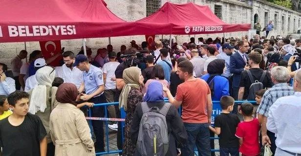 Gürsoy Vakfı Başkanı Hasan Gürsoy Cuma namazı sonrası Süleymaniye Camii’nde aşure dağıttı