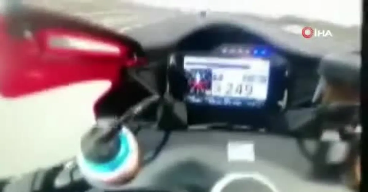Hız yapan motosiklet sürücüsü kendi ölümünü kaydetti! Kaza anı kamerada
