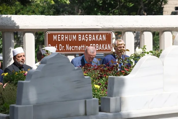 baskan-erdogan-merhum-basbakan-necmettin-erbakanin-kabrini-ziyaret-etti-1685193136258.jpeg