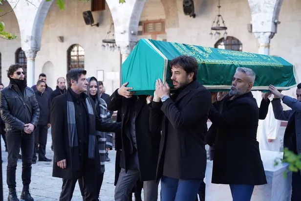 kalp-yarasi-bu-aksam-yok-mu-10-ocak-pazartesi-kalp-yarasi-neden-yok-1641827513170.jpg Oyuncu Gökhan Alkan'ın başına gelenlerden sonra... Kalp Yarası izleyicilerine kötü haber yeni bölüm yayınlanmayacak!-3