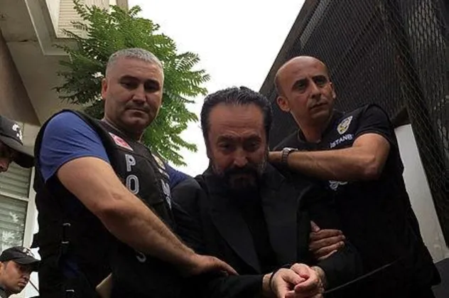 Adnan Oktar iddianamesinde "hadsiz" detay: Bana operasyon yaparlarsa hükümeti düşürürüm!