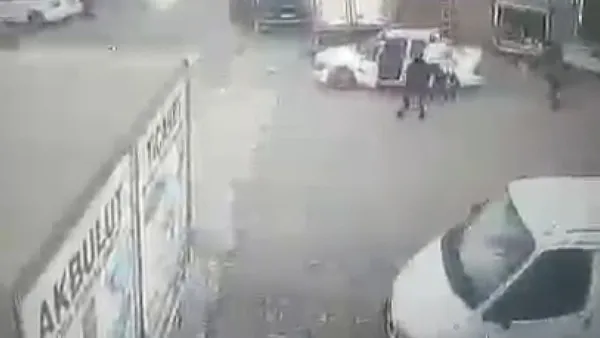 afyonkarahisarda-4-kisinin-sokak-ortasinda-katledildigi-anlar-ortaya-cikti-1636379915380.jpg Afyonkarahisar’da 4 kişinin sokak ortasında katledildiği anlar ortaya çıktı-2