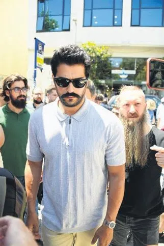 Türk sinemasının büyük efsanesi Cüneyt Arkın, gözyaşlarıyla toprağa verildi-11