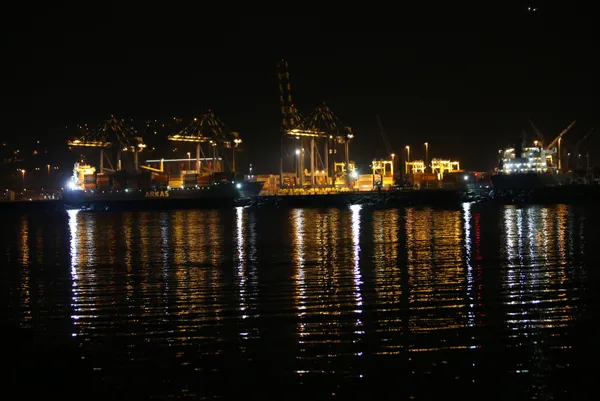 iskenderunda-yuk-bosaltmak-icin-iskeleye-yanasan-gemi-batti-1663483087188.jpg İskenderun'da yük boşaltmak için iskeleye yanaşan gemi battı-2