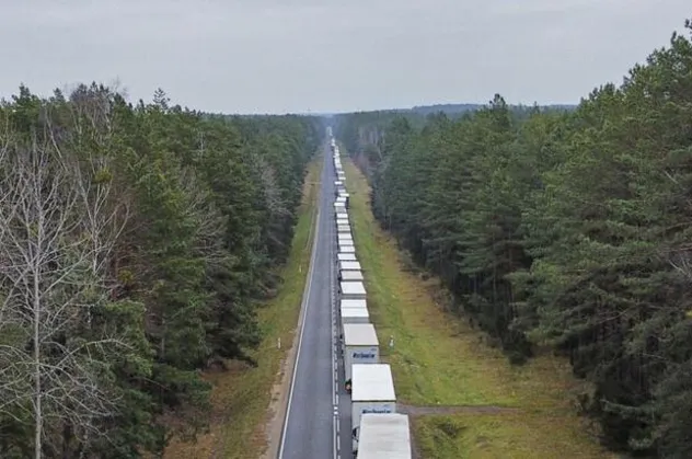 Belarus - Polonya arasındaki kriz nedeniyle sınırda kilometrelerce TIR kuyruğu oluştu