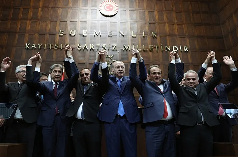 rozet-baskan-erdogandan-iyi-partiden-istifa-eden-istanbul-milletvekili-ersin-beyaz-ak-partiye-katildi-1781089381949.jpeg Rozet Başkan Erdoğan'dan: İYİ Parti'den istifa eden İstanbul Milletvekili Ersin Beyaz AK Parti'ye katıldı-2