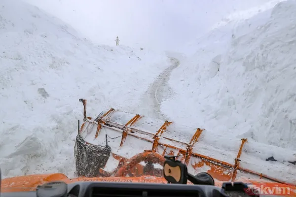 Geçtiğimiz yıl Türkiye'de 2 metre ile en yüksek kar kalığının ölçüldüğü Van-Bahçesaray yolunda amansız mücadele - 12