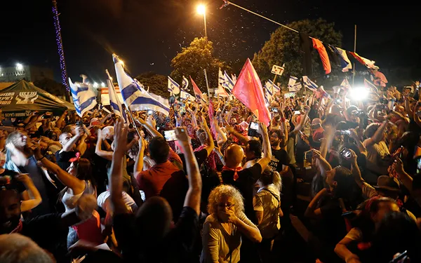 israilde-binlerce-kisi-netanyahunun-gidisini-kutladi-1623612936924.jpg İsrail’de binlerce kişi Netanyahu’nun gidişini kutladı: Güle güle Bibi-5