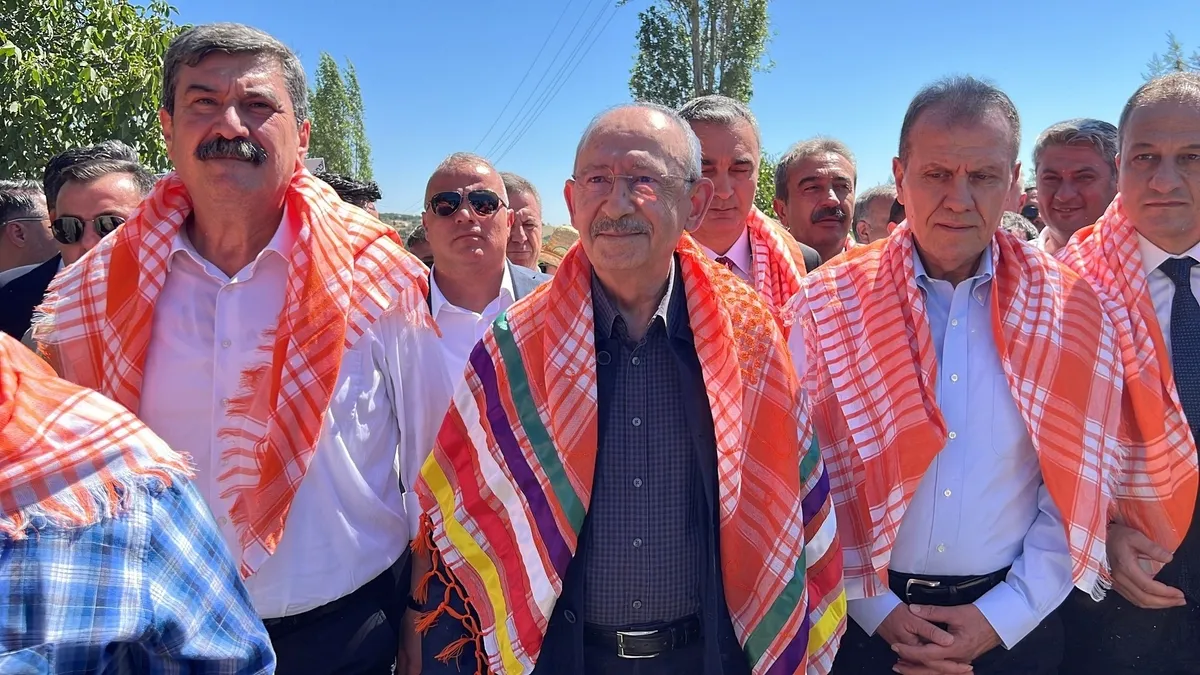 ozelin-yeni-fiyaskosu-vahap-secer-hem-safini-hem-lafini-secti-aday-olmak-icin-mi-chpde-kaldi-yavas-ve-tugay-ko-1787472365905.jpg Özel'in "YENİ" fiyaskosu! Vahap Seçer hem safını hem lafını seçti: Aday olmak için mi CHP'de kaldı?.. Yavaş ve Tugay kördüğümü...-3