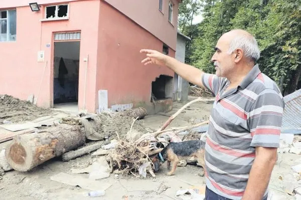 65 yaşındaki Emekli Astsubay Turhan Tekin, azgın sel sularına daldı! Yurtta mahsur kalan 19 kız öğrenciyi kurtardı-5