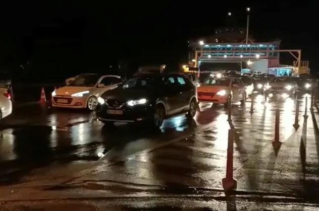 Yalova'da feribot karaya oturdu!