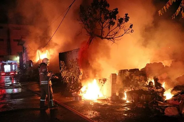 Son dakika: İzmir'de hurda deposunda yangın
