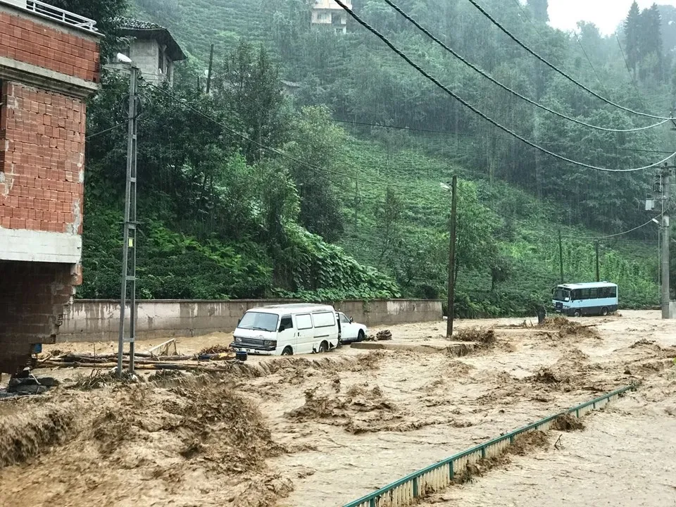 Rize’yi sel vurdu! Evleri su bastı  - 7