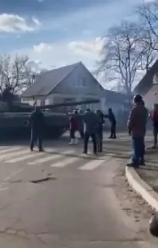 Ukrayna’da direniş ruhu! Halk Rus tanklarını elleriyle durdurmaya çalıştı