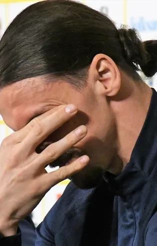 Türk muhabirin sorusu 39 yaşındaki yıldız futbolcu Zlatan İbrahimovic'i ağlattı: Futbol için yaşımı çok genç görüyorum