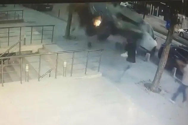 İstanbul Üsküdar'da dehşet anları! Takla atarak gelen araçtan son anda kurtuldu