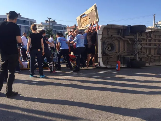 Son dakika: Balıkesir'de minibüsle otomobil çarpıştı: 1 ölü, 12 yaralı-1