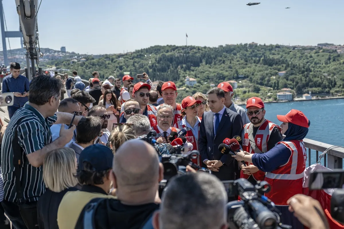 1783771347272.jpeg 15 Temmuz'un 10. yılında İstanbul'da köprüler kırmızı beyaza büründü-3