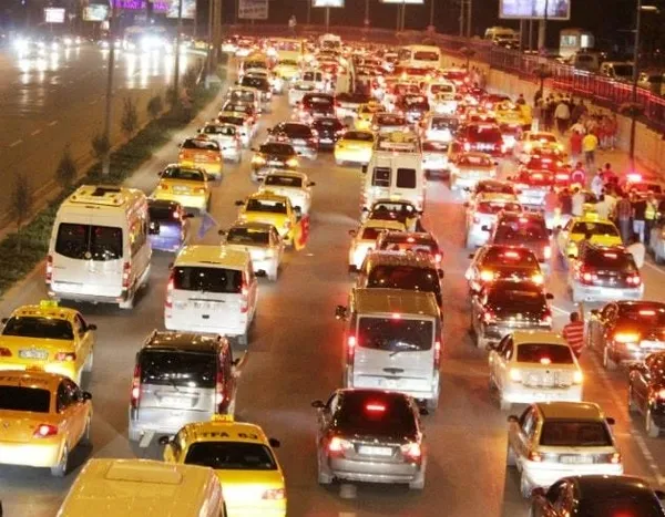 istanbulun-trafik-sorunu-cozulur-mu-neden-her-saatte-trafik-var-uzman-isim-cevapladi-1615303450686.jpeg