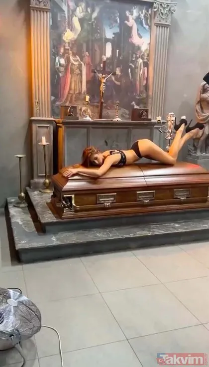Tabut üstünde yarı çıplak poz verdiler! Cenaze evinde bikinili reklam! Rusya’yı karıştıran modeller...