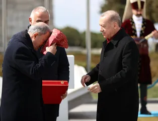Başkan Erdoğan, 129 yıllık Osmanlı sancağını Bakan Akar’a teslim etti! Tarihi günden tarihi kareler
