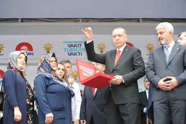 Cumhurbaşkanı Erdoğan şehit Eren Bülbülün annesine hediye edilen evin anahtarını verdi