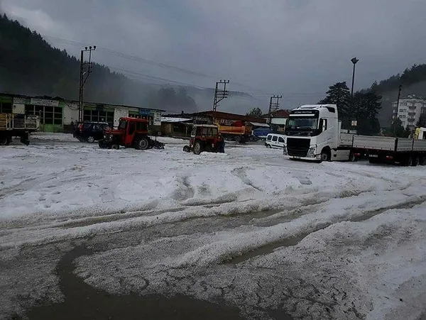 Kastamonu’ya 15 dakika süren dolu yağışı kenti beyaza bürüdü-4