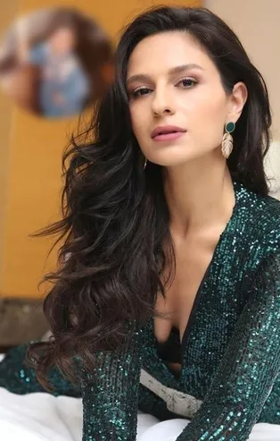 Bir Zamanlar Çukurova'nın Saniye'si Selin Yeninci'nin çocukluk fotoğrafı hayranlarını şaşırttı! "Yıllar sonra kapağını açtığım..."