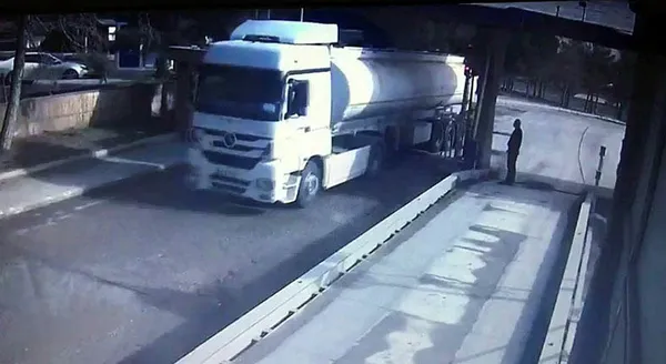 Denizli'de akılalmaz olay! Çalıştıkları fabrikadan onbinlerce ton yakıt çaldılar!-2