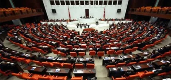Sporda şike, spor alanlarına yasak madde sokma, hakaret içeren tezahüratta bulunma cezalarını azaltan yasa teklifi, TBMM Genel Kurulunda kabul edilerek yasalaştı
