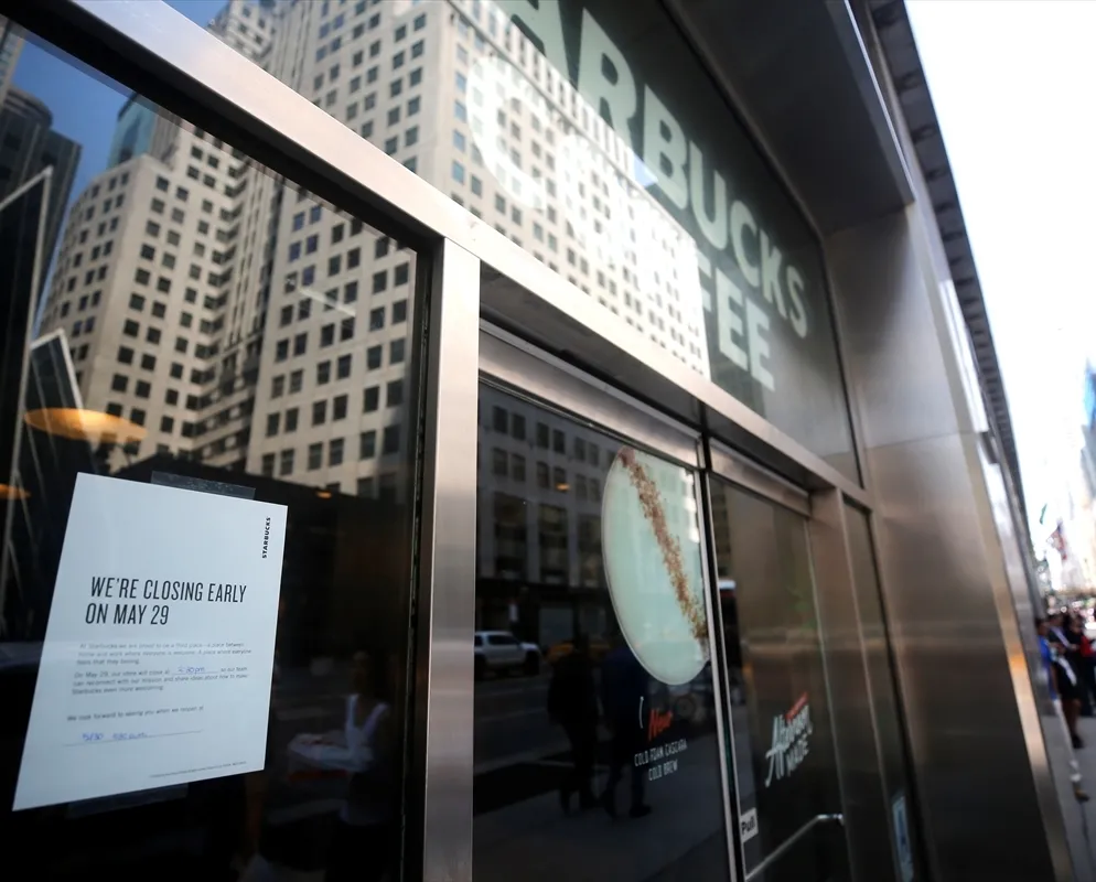 8 bin şubesini kapatacak!