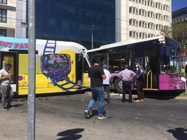 tramvay-ile-halk-otobusu-carpisti-cok-sayida-ekip-bolgede-1598611120645.jpg Tramvay ile halk otobüsü çarpıştı! Çok sayıda ekip bölgede-1