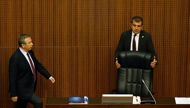 Mansur Yavaş koltuğa oturur oturmaz değişti