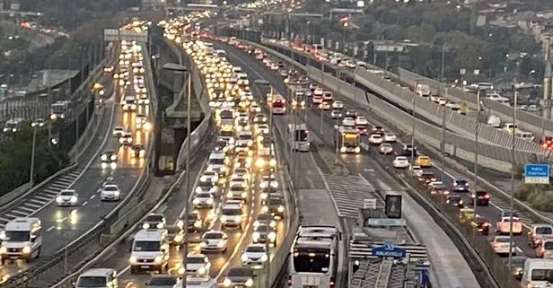 Son dakika: İstanbul’da okulların açılmasıyla birlikte trafik yoğunluğu oluştu!