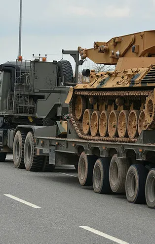 Suriye sınırına askeri sevkiyat sürüyor