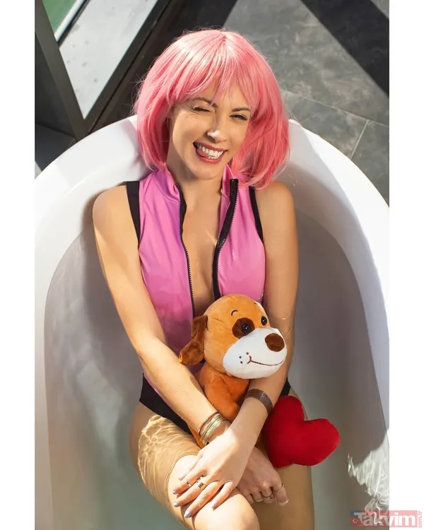 Güldür Güldür'ün Çiçek'i derin göğüs dekolteli dantelli büstiyeri ile ortalığı salladı! Açelya Topaloğlu'nu gören bir daha baktı - 4