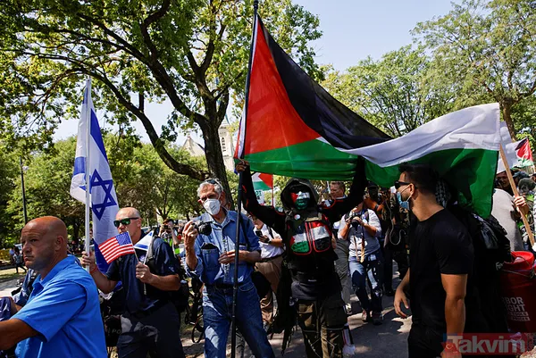 Kamala Harris'in adaylığını ilan edeceği Demokrat Parti Kongresi'nde yüzlerce Filistin destekçisi protesto düzenledi - 8