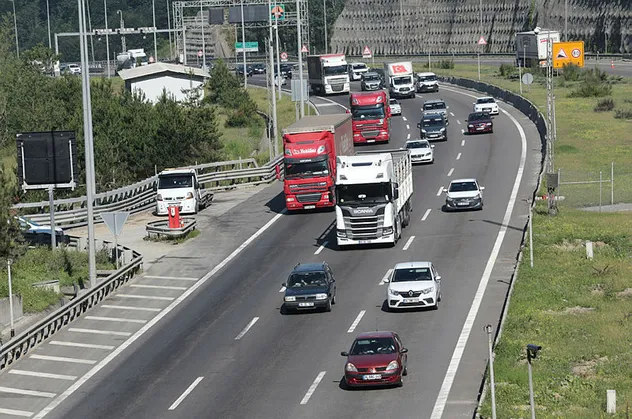 Tatil yolculuğu erken başladı! Bolu Dağı Tüneli mevkisinde trafik yoğunluğu oluştu