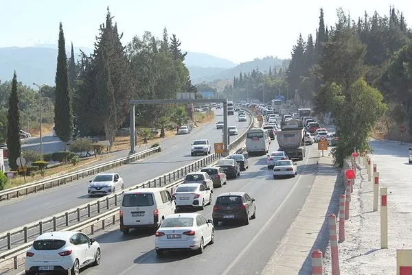 Otogarlar doldu, havalimanları taştı: Tatilde 22 km'lik araç kuyruğu herkesi ortalığı karıştırdı-3