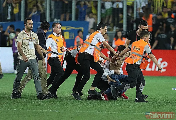Ankara'da saha karıştı! Tribünden inen taraftar Beşiktaşlı Salih Uçan'ı tekmeledi, Josef kırmızı kart gördü - 24