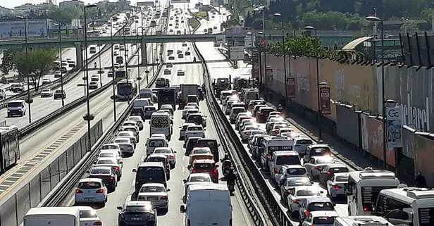 E-5'te yunus polisler kaza yaptı! Trafik durma noktasına geldi