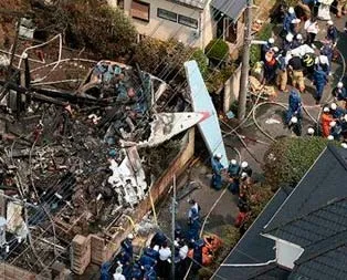 Evin üzerine uçak düştü