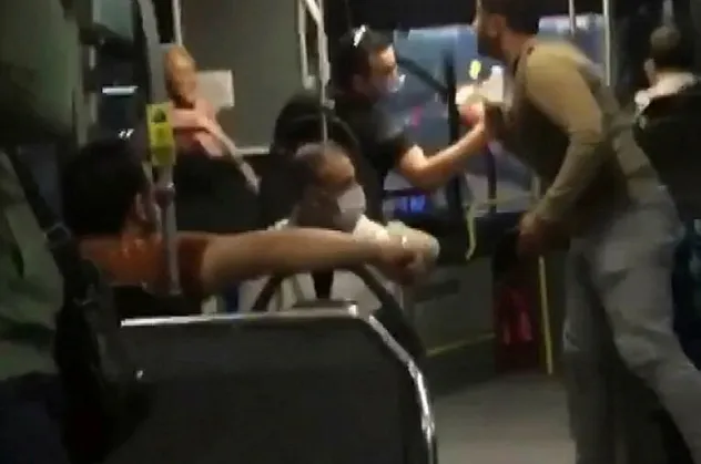 Metrobüste akıllara durgunluk veren olay! Bacak bacak üstüne attı diye yüzüne tükürdü!