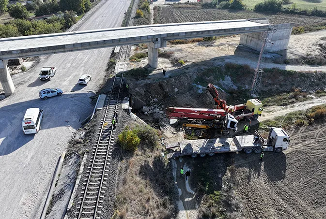 Yolcu treni beton pompa aracına çarptı