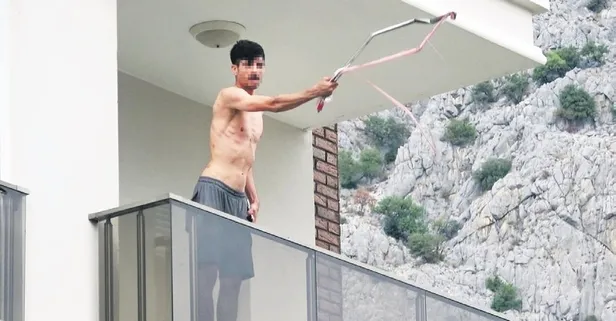 3 saatlik korku! Antalya’da psikolojik sorunları olan doktor Emrah Ç. evin balkonunda annesini dövüp aşağı atmaya çalıştı