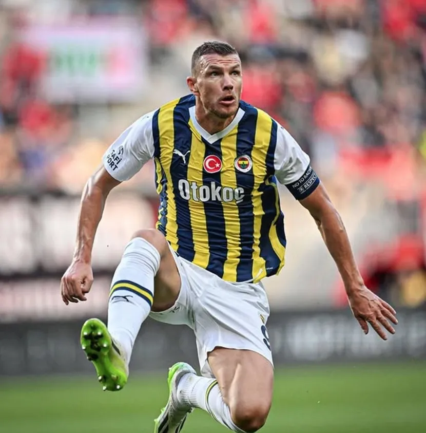 Bu görüntüler çok konuşuldu! Fenerbahçe'nin 9 numarası Dzeko'dan Galatasaray formasına imza - 8