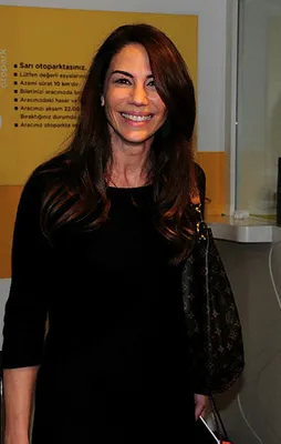 Zeynep Beşerler yarı çıplak siyahi erkekle karşılıklı...
