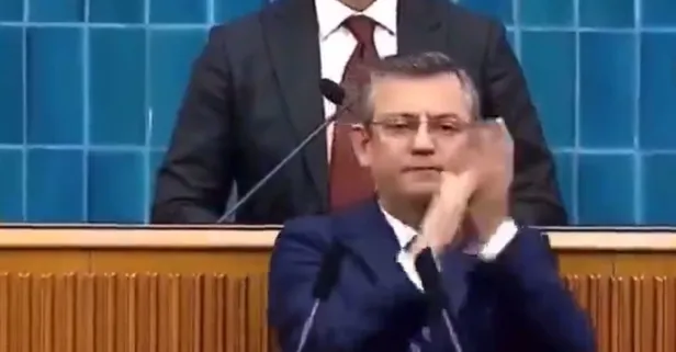 Özgür Özel dalga konusu oldu! Konuşmayı bıraktı kendini alkışlamaya başladı